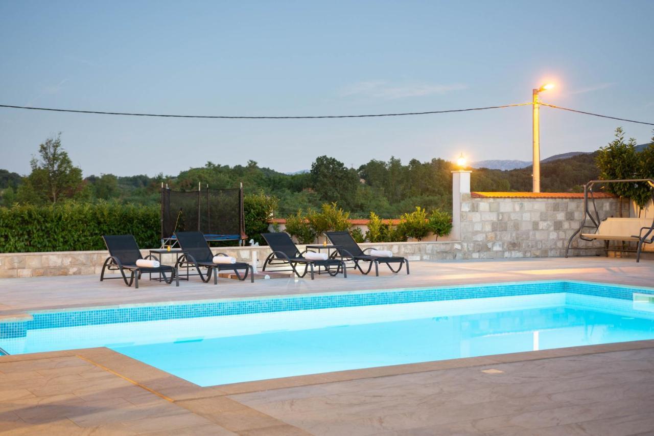 Vacation Villa Matic With 7 Bedrooms Sinj Εξωτερικό φωτογραφία