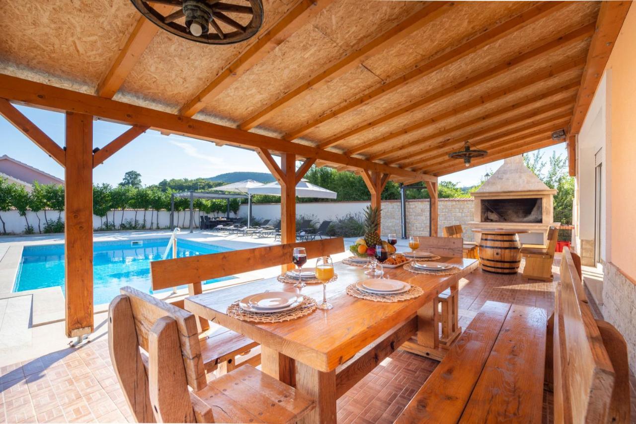 Vacation Villa Matic With 7 Bedrooms Sinj Εξωτερικό φωτογραφία