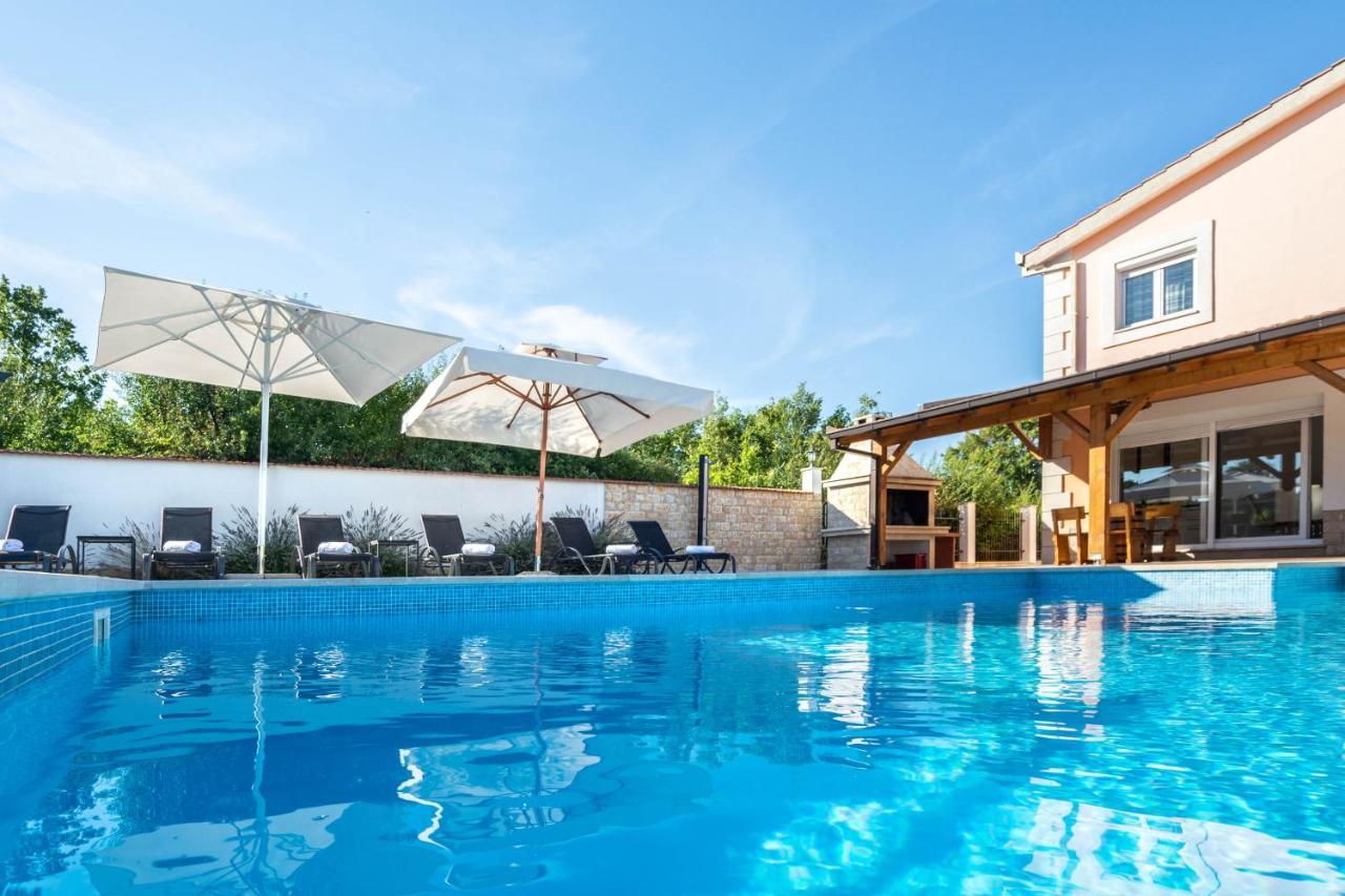 Vacation Villa Matic With 7 Bedrooms Sinj Εξωτερικό φωτογραφία