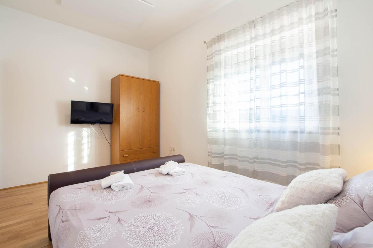 Vacation Villa Matic With 7 Bedrooms Sinj Εξωτερικό φωτογραφία