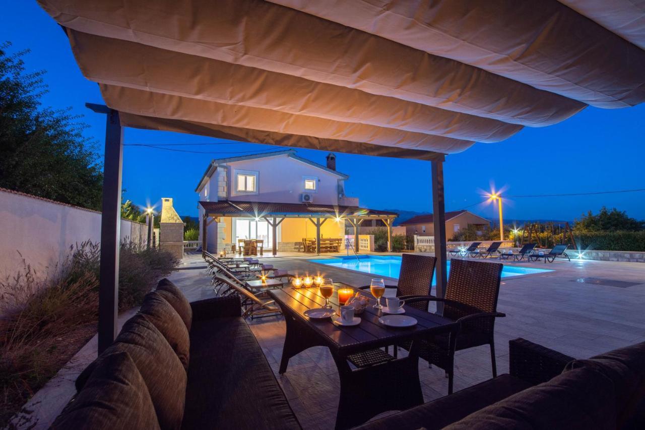 Vacation Villa Matic With 7 Bedrooms Sinj Εξωτερικό φωτογραφία