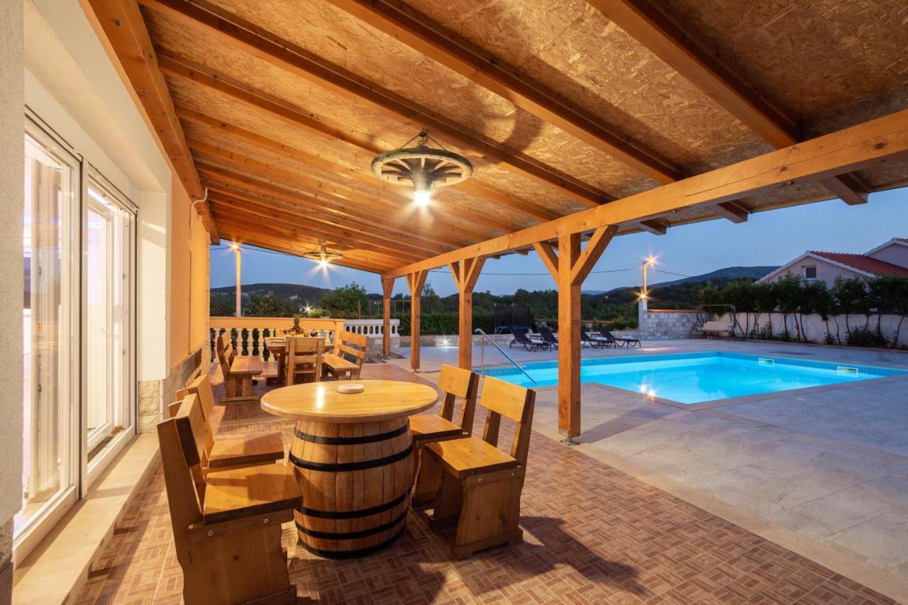 Vacation Villa Matic With 7 Bedrooms Sinj Εξωτερικό φωτογραφία