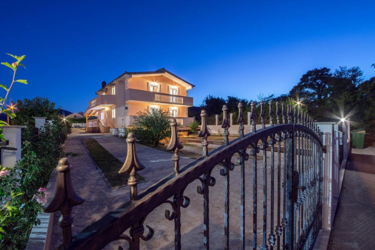 Vacation Villa Matic With 7 Bedrooms Sinj Εξωτερικό φωτογραφία