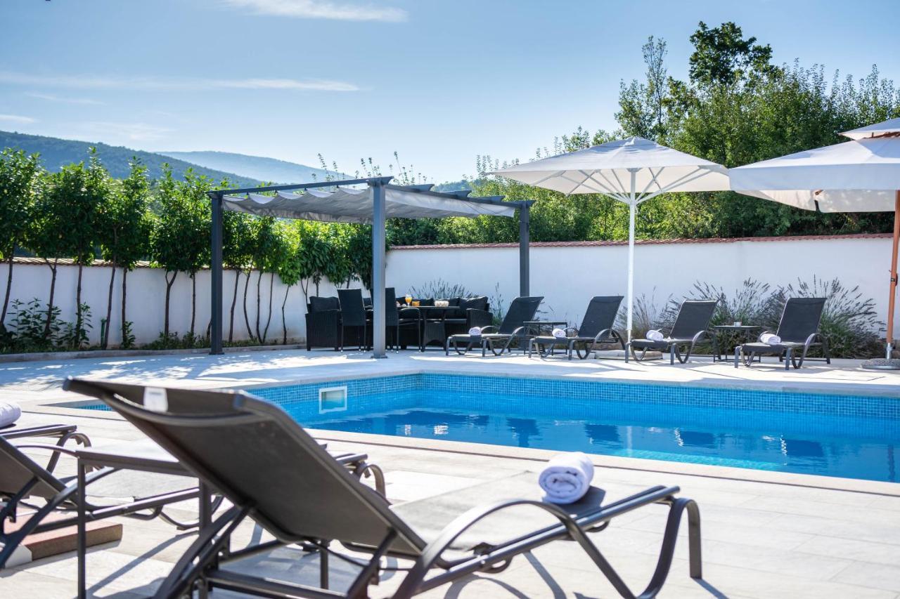 Vacation Villa Matic With 7 Bedrooms Sinj Εξωτερικό φωτογραφία