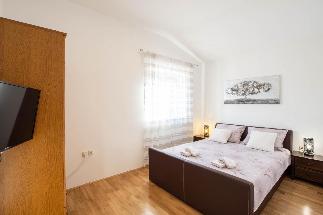 Vacation Villa Matic With 7 Bedrooms Sinj Εξωτερικό φωτογραφία