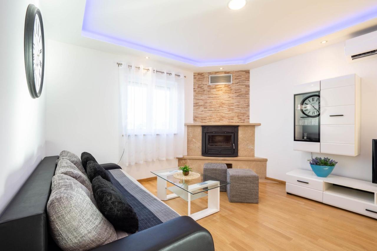 Vacation Villa Matic With 7 Bedrooms Sinj Εξωτερικό φωτογραφία