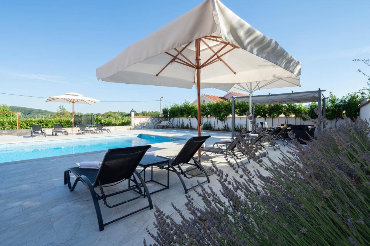 Vacation Villa Matic With 7 Bedrooms Sinj Εξωτερικό φωτογραφία