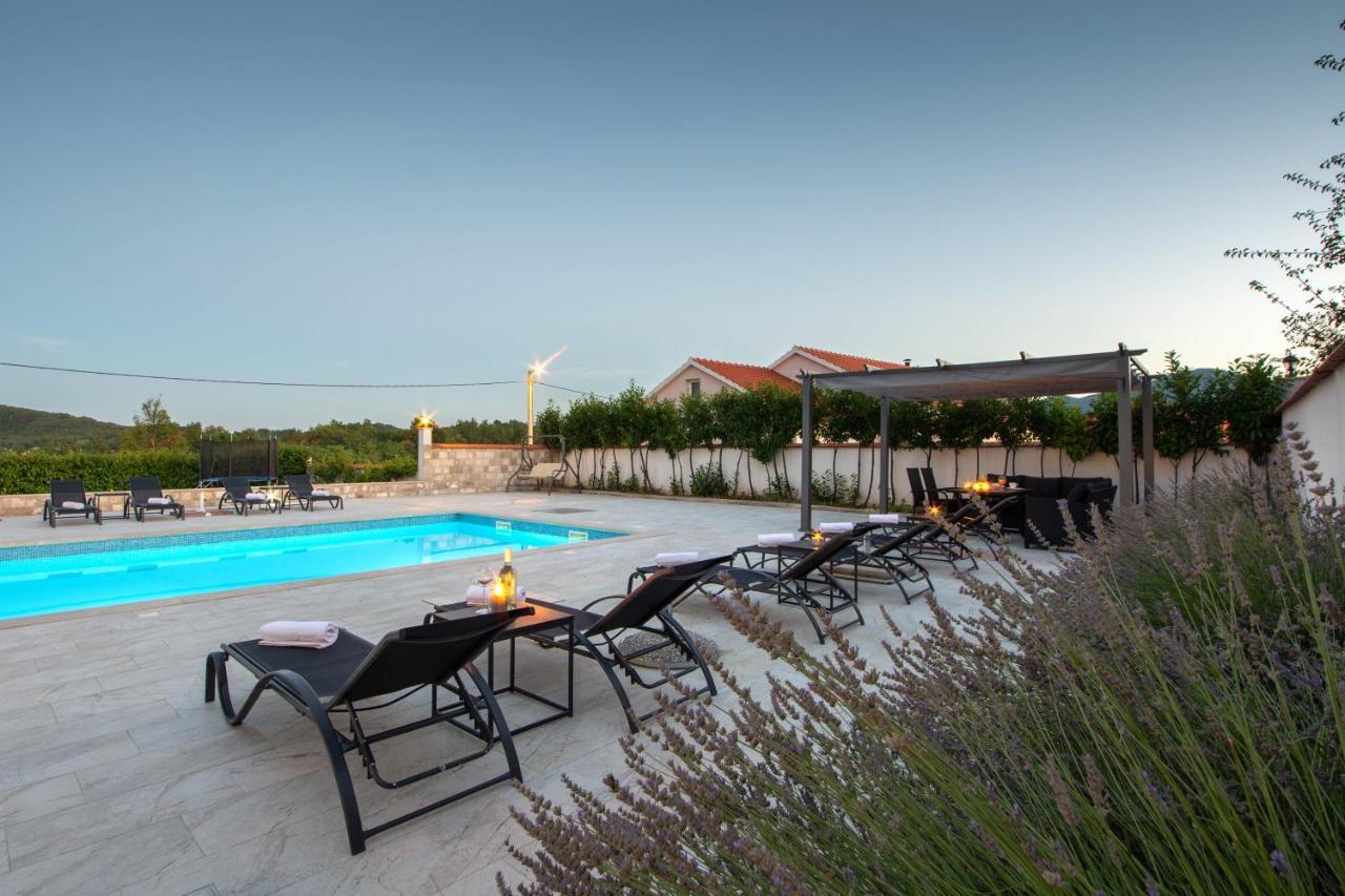 Vacation Villa Matic With 7 Bedrooms Sinj Εξωτερικό φωτογραφία