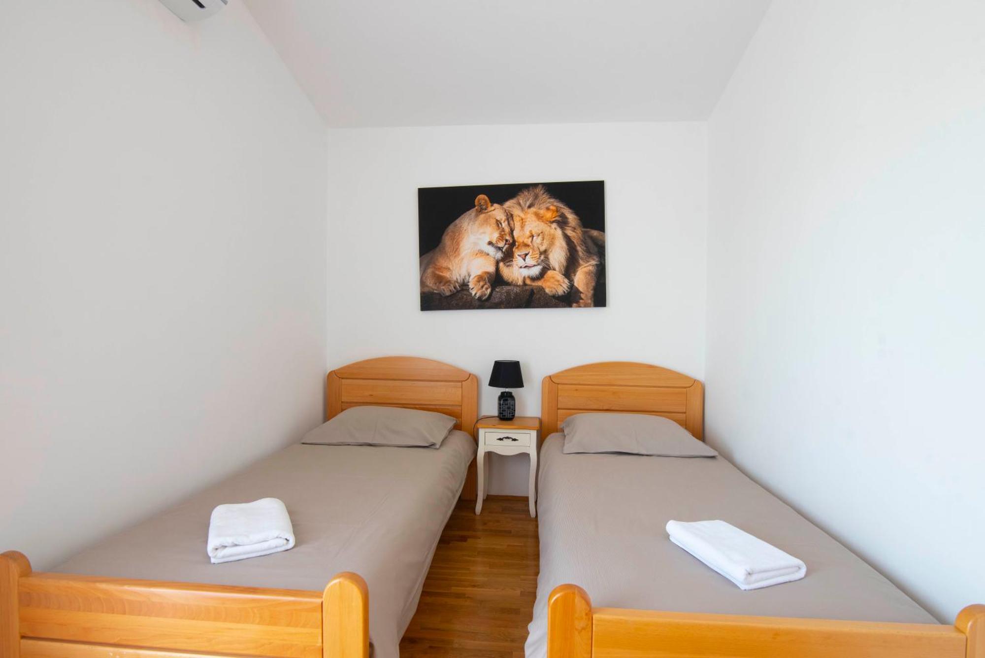 Vacation Villa Matic With 7 Bedrooms Sinj Εξωτερικό φωτογραφία