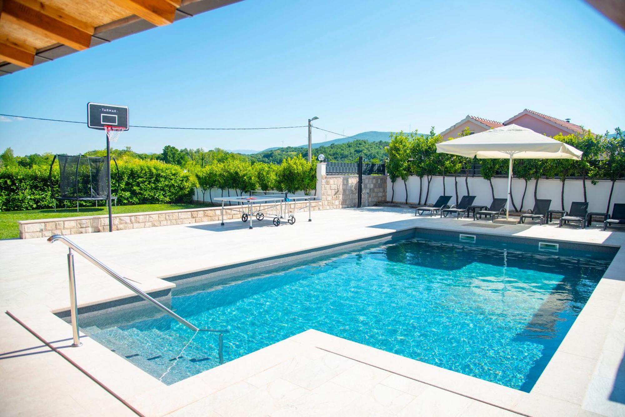 Vacation Villa Matic With 7 Bedrooms Sinj Εξωτερικό φωτογραφία