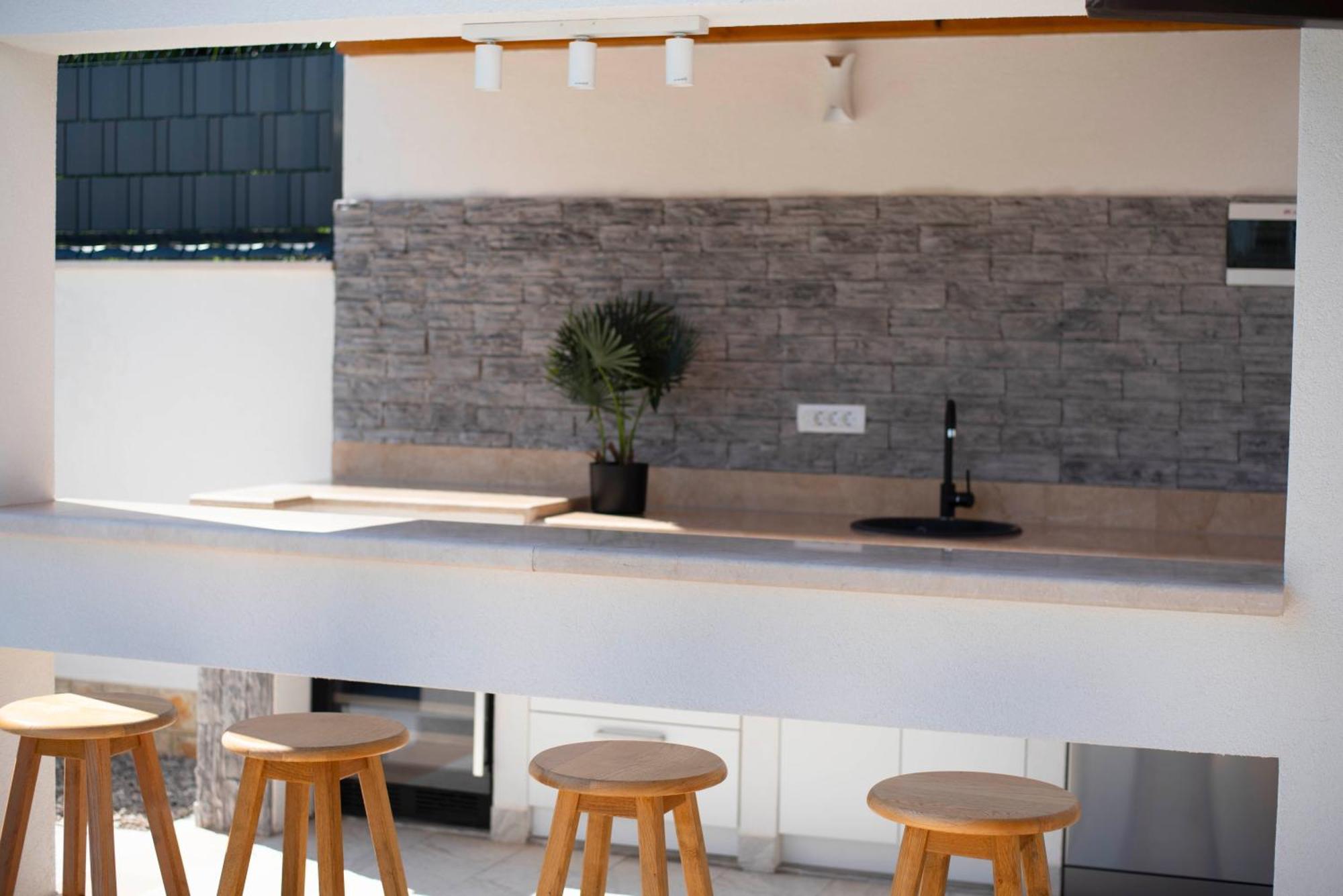 Vacation Villa Matic With 7 Bedrooms Sinj Εξωτερικό φωτογραφία