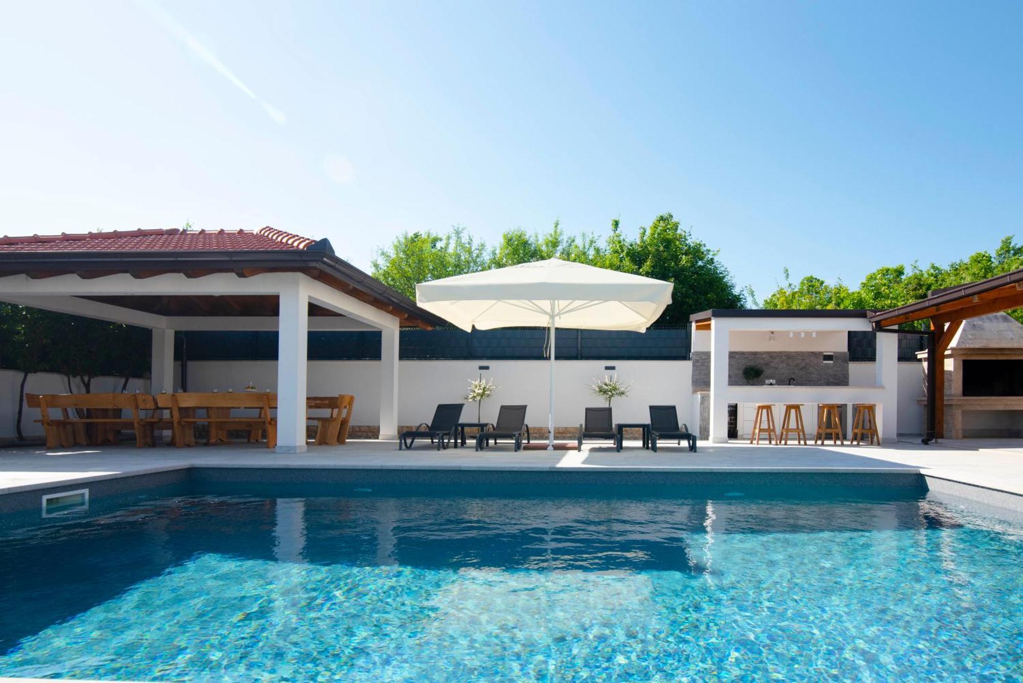 Vacation Villa Matic With 7 Bedrooms Sinj Εξωτερικό φωτογραφία