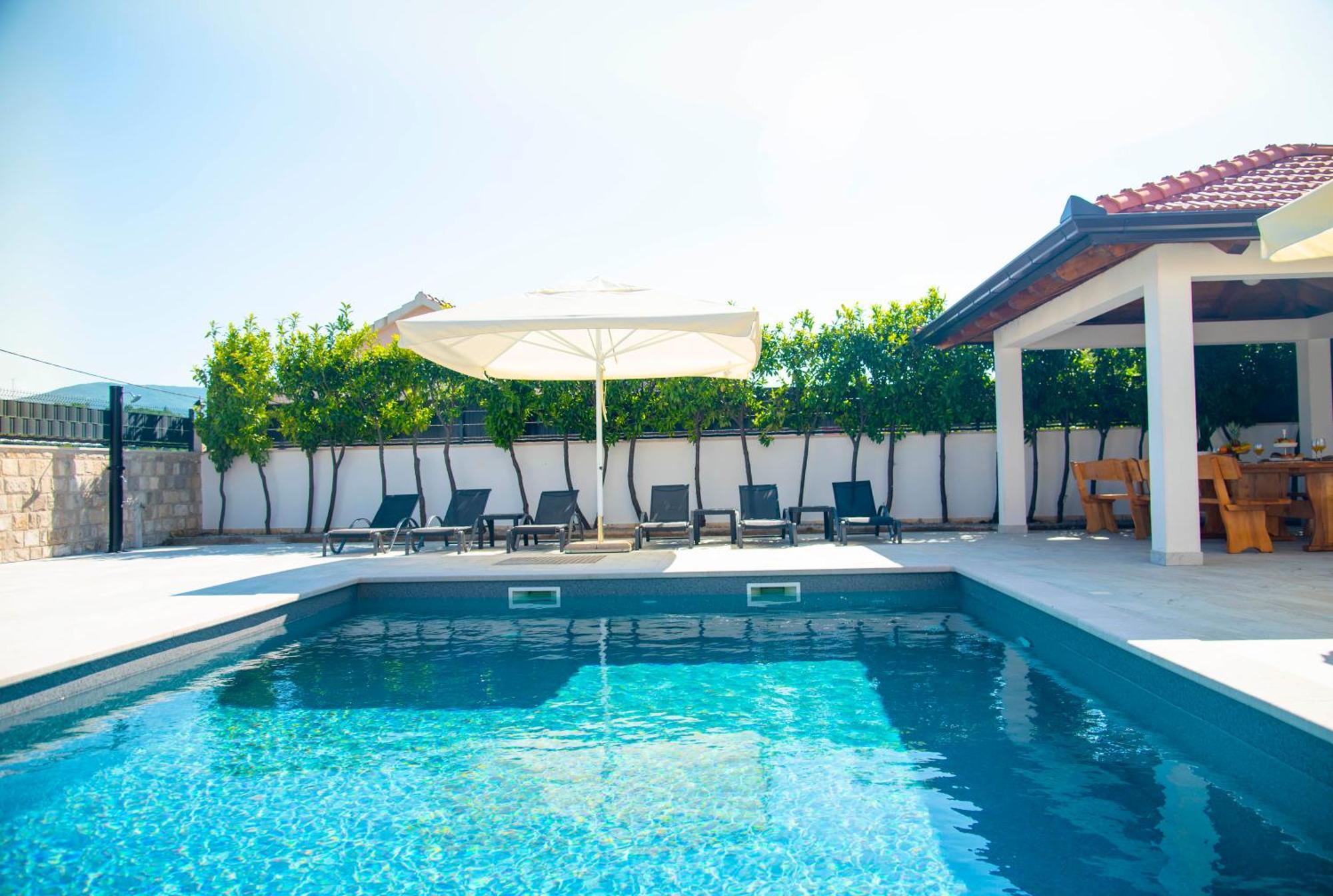 Vacation Villa Matic With 7 Bedrooms Sinj Εξωτερικό φωτογραφία