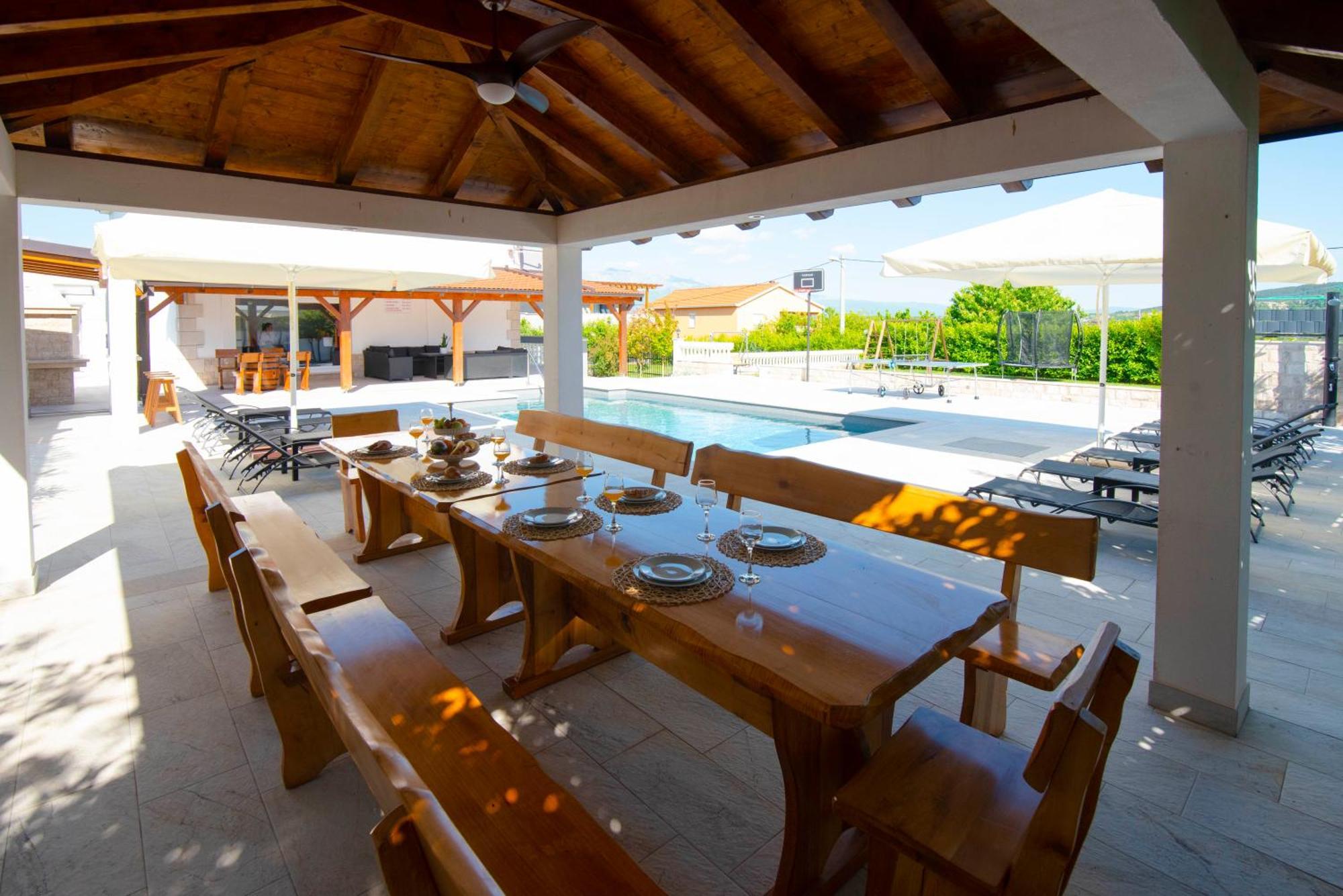 Vacation Villa Matic With 7 Bedrooms Sinj Εξωτερικό φωτογραφία