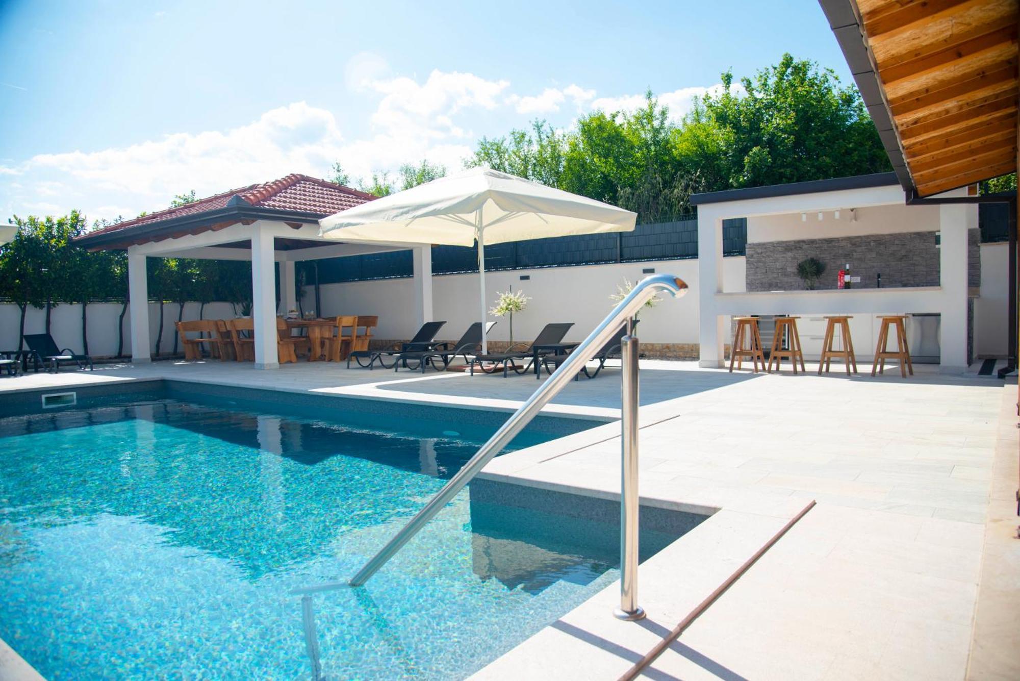 Vacation Villa Matic With 7 Bedrooms Sinj Εξωτερικό φωτογραφία
