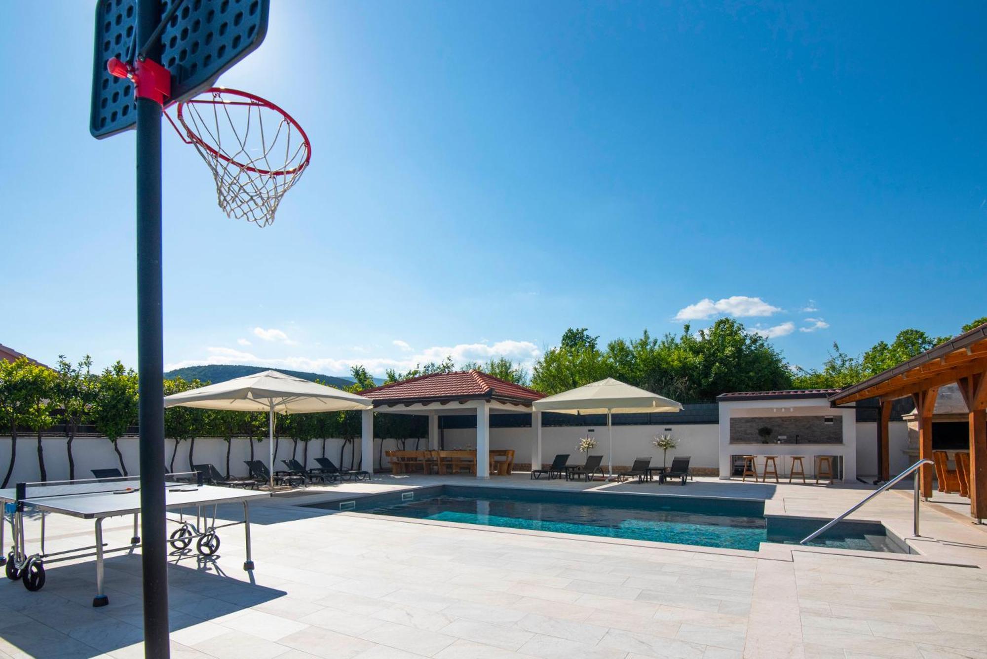Vacation Villa Matic With 7 Bedrooms Sinj Εξωτερικό φωτογραφία