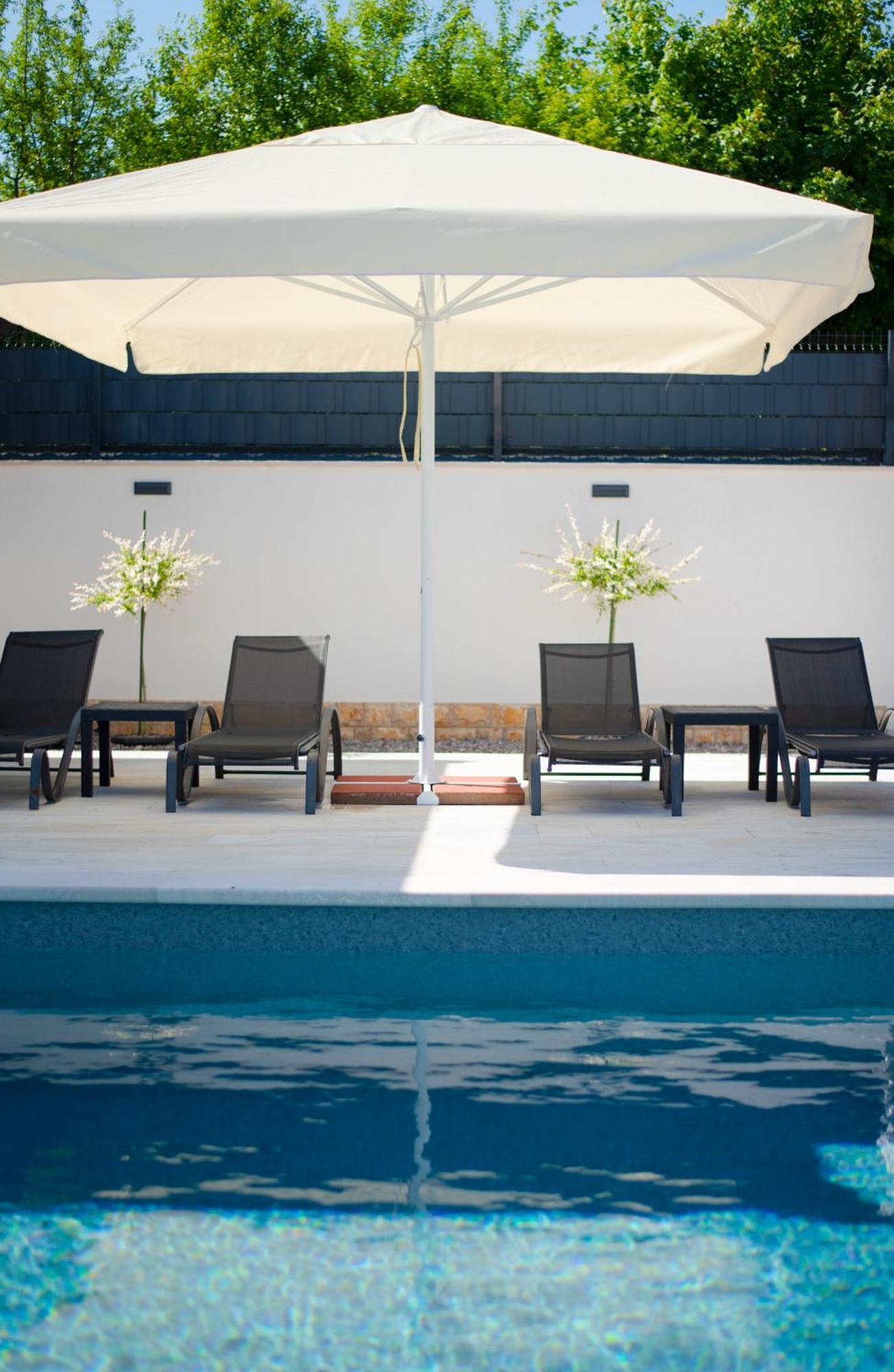Vacation Villa Matic With 7 Bedrooms Sinj Εξωτερικό φωτογραφία